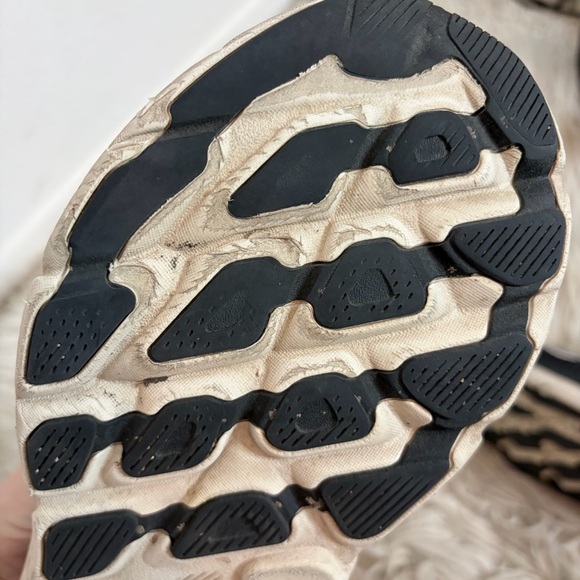 HOKA Clifton 9, Women’s 7.5, Black - Picture 7 of 8
